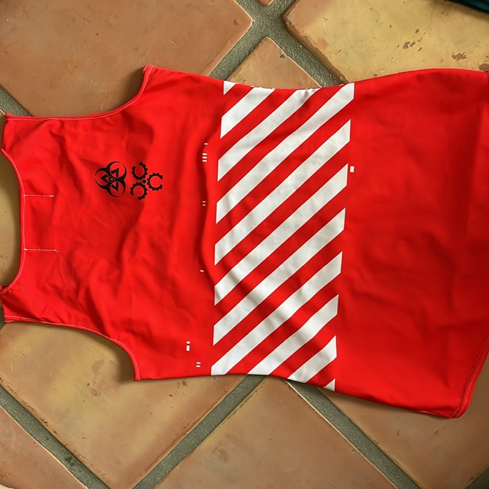 Red tank top - Picture 4 of 5